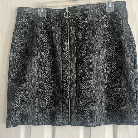 ⭐️International Concepts snake print knee high skirt women’s L - Picture 4 of 7